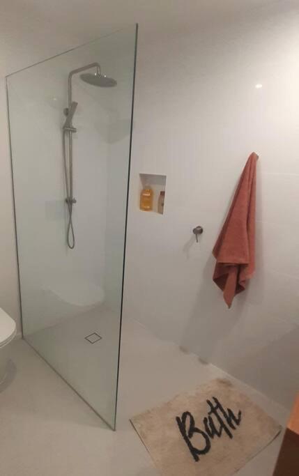 Spacious Unit In Convenient Location Holiday home