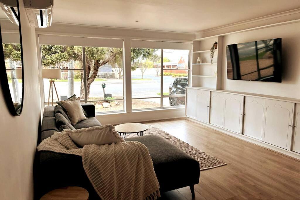 Spacious Unit In Convenient Location