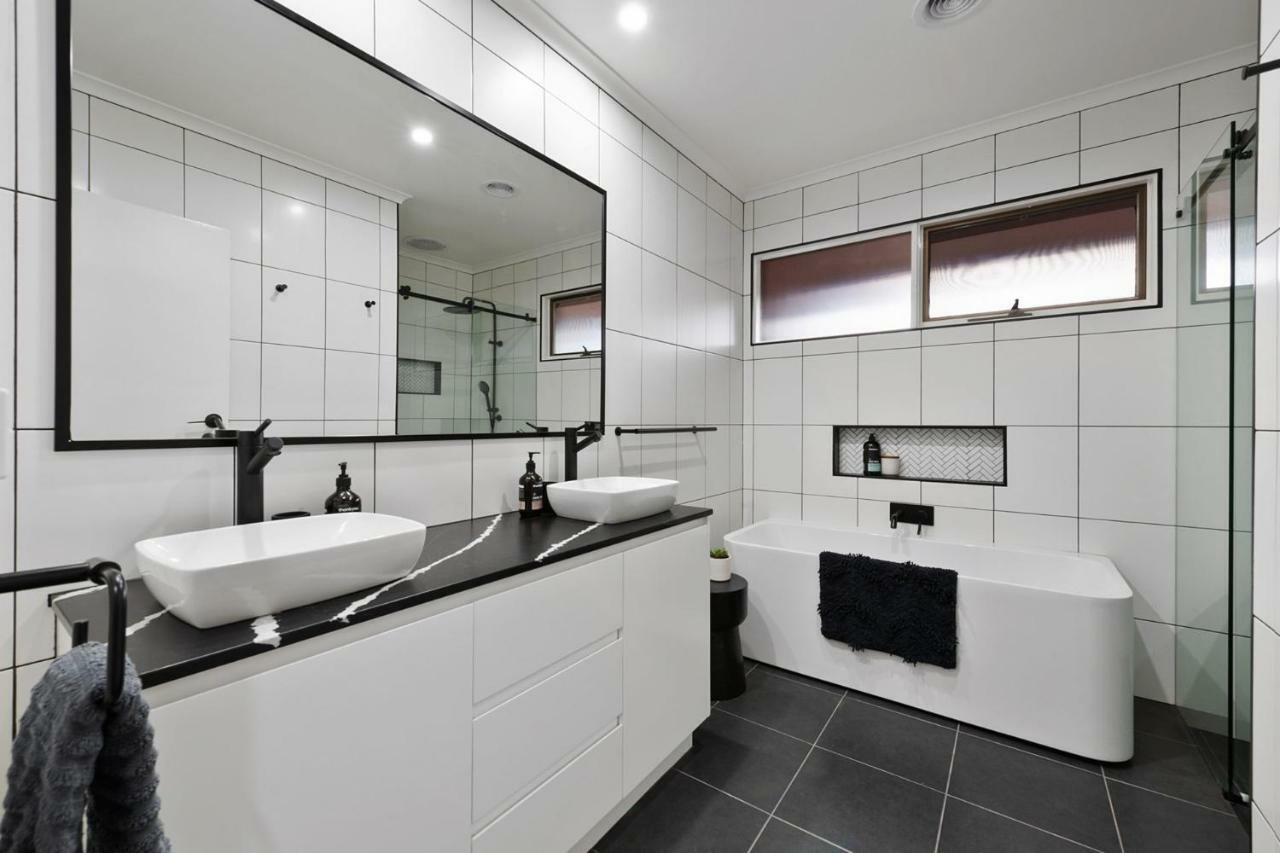 Lakeside Landing - Waterfront Holiday home